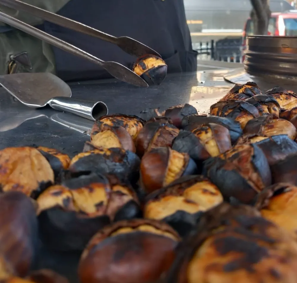 KIŞ AYLARININ VAZGEÇİLMEZİ KEBAP KESTANE TEZGAHLARDA 