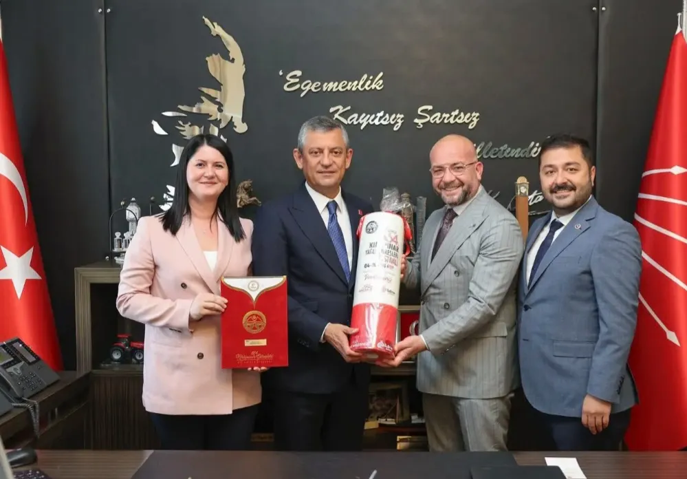 BAŞKAN FİLİZ GENCAN AKIN’DAN CHP LİDERİ ÖZGÜR ÖZEL’E KIRMIZI DİPLİ MUM İLE KIRKPINAR DAVETİ   