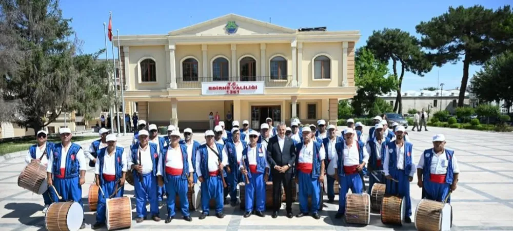 40 DAVUL, 40 ZURNA İLE VALİ SEZER