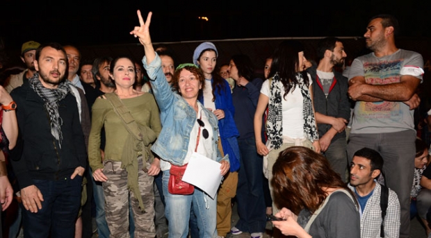 AMAN CUMHURBAŞKANIMIZ DUYMASIN…“GEZİCİLER EDİRNE'DE VALİYLE KOLKOLA GENÇLERE DERS VERİYORLAR!!!”