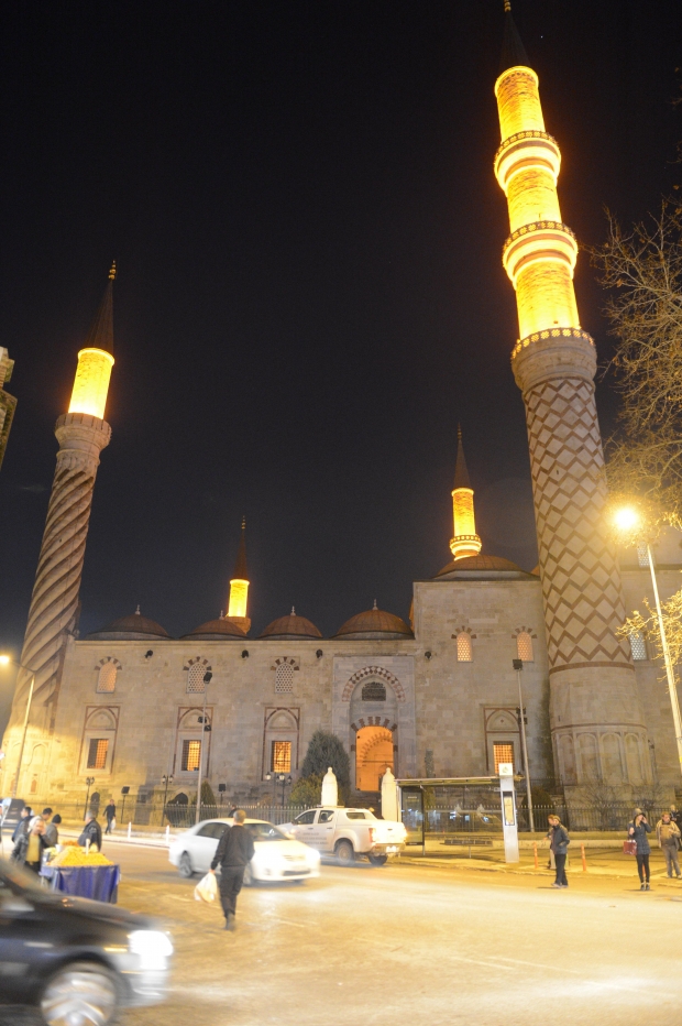 SELİMİYE VE ESKİ CAMİDEN SONRA ÜÇ ŞEREFELİ CAMİ DE 24 SAAT AÇIK KALACAK