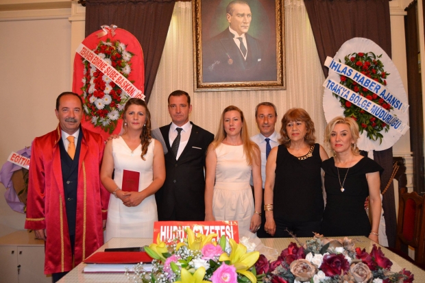 BU SEFER HABER O OLDU…GÜZEL GAZETECİ DÜNYA EVİNE GİRDİ.