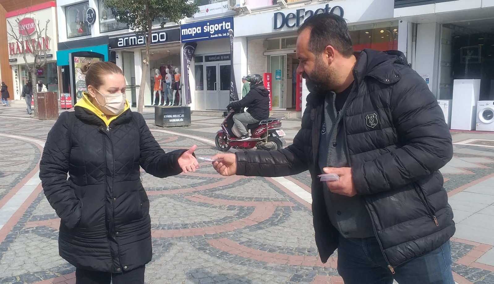 KADINLARA BJK'Lİ MARTENİÇKA HEDİYE ETTİLER 