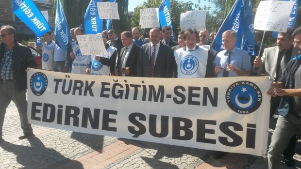 İŞ BIRAKAN EĞİTİMCİLER İSYANLARINI ŞİVELERİYLE DİLE GETİRDİLER