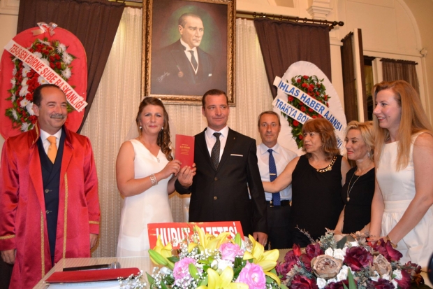 BU SEFER HABER O OLDU…GÜZEL GAZETECİ DÜNYA EVİNE GİRDİ.