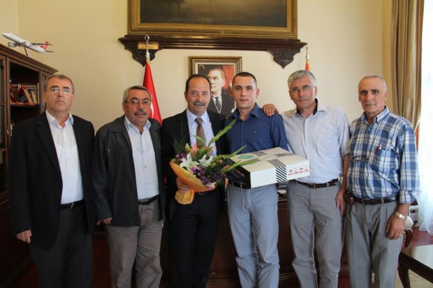 BELEDİYE BAŞKANI GÜRKAN MİSAFİRLERİNİ AĞIRLADI