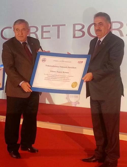  GÜMRÜK VE TİCARET BAKANI HAYATİ YAZICI MUSTAFA YARDIMCI YA SERTİFİKA VERDİ.