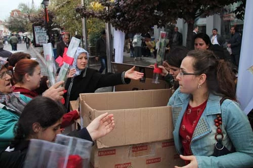 BELEDİYE BAŞKANLIĞI KUTLU DOĞUM HAFTASI NEDENİYLE GÜL VE ELMA ŞEKERİ DAĞITTI.