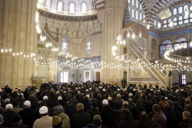 DİYANET İŞLERİ BAŞKANI GÖRMEZ, SELİMİYE CAMİİ’NDE HALKA CUMA HUTBESİ VERDİ.