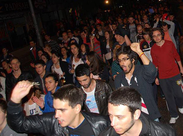 DÜN GECE EDİRNEDE BİNLERCE KİŞİ SOKAGA DÖKÜLDÜ
