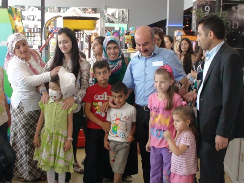 BELEDİYE LÖSEMİLİ ÇOCUKLARI EGLENCEYE GETİRDİ