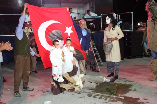YAŞAR YAMAN YARDIMCININ DÜĞÜNÜNDE GELENEKSEL DEVE OYUNU CANLANDIRILDI