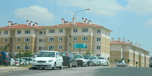 BELEDİYE TOKİ DEN ALDIĞI 50 EVİ SATIYOR