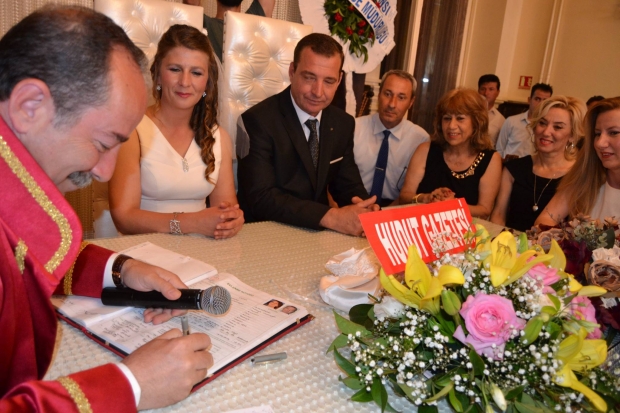 BU SEFER HABER O OLDU…GÜZEL GAZETECİ DÜNYA EVİNE GİRDİ.