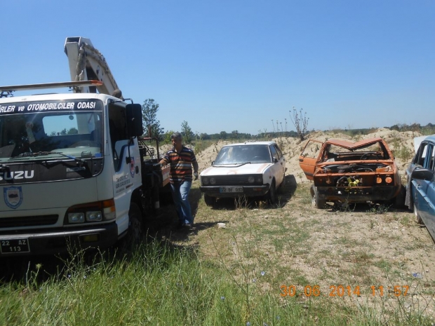BELEDİYE HURDA ARAÇLARI ŞEHRİN DIŞINA TAŞIYOR