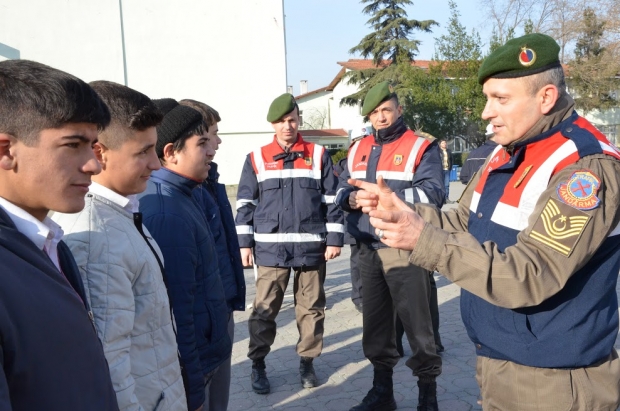 JANDARMADAN ÖĞRENCİLERE“EMNİYET KEMERİ FARKINDALIK” EĞİTİMİ