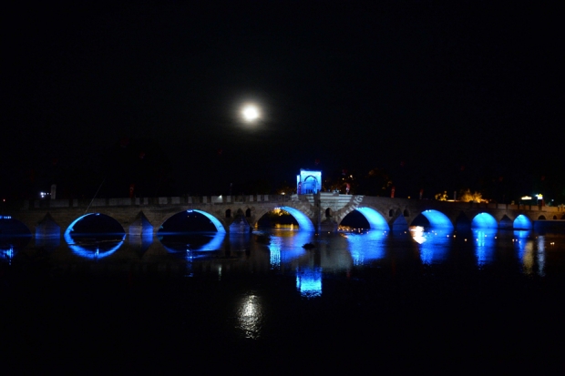  NİHAYET; TARİHİ TUNCA KÖPRÜSÜ AYDINLATILDI…