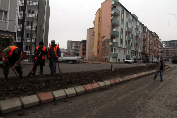 ÇİÇEKLER DAMLA SULAMA İLE SULANACAK