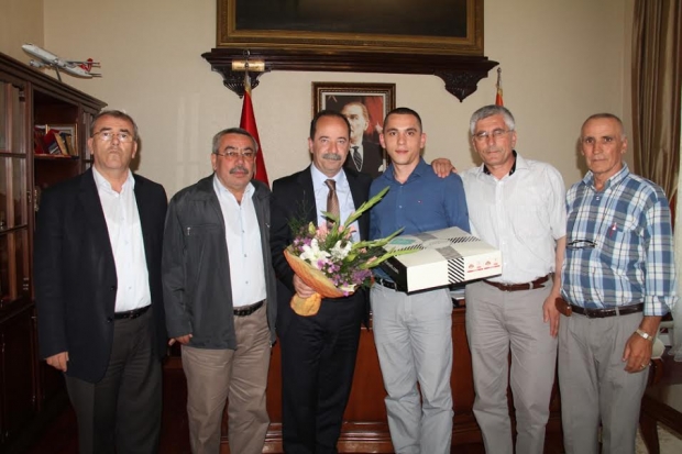 BELEDİYE BAŞKANI GÜRKAN MİSAFİRLERİNİ AĞIRLADI