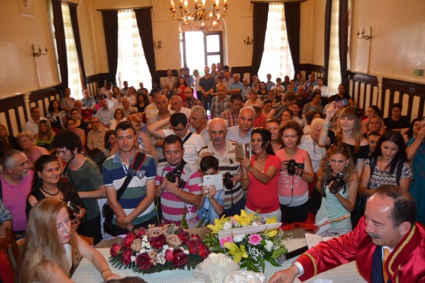 BU SEFER HABER O OLDU…GÜZEL GAZETECİ DÜNYA EVİNE GİRDİ.