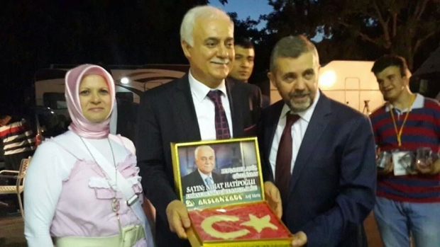 ARİF MERİÇ’TEN NİHAT HATİPOĞLU’NA TÜRK BAYRAKLI BADEM EZMESİ