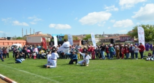 23 NİSAN COŞKUSU STADA SIĞMADI