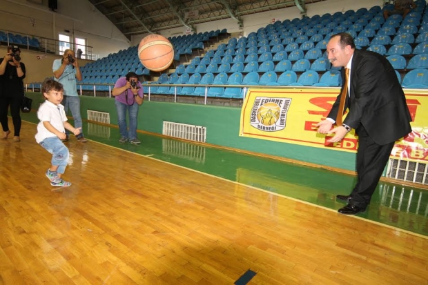 KIZLARIMIZ TOP BAŞI YAPTI