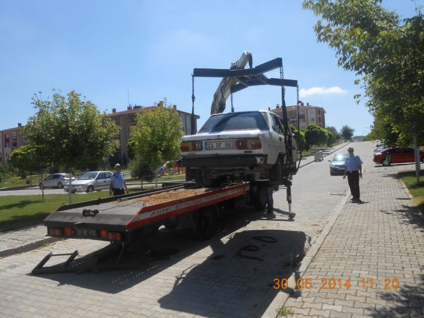 BELEDİYE HURDA ARAÇLARI ŞEHRİN DIŞINA TAŞIYOR