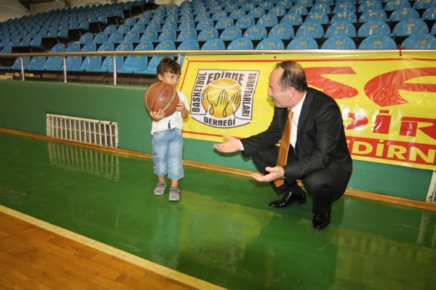 KIZLARIMIZ TOP BAŞI YAPTI