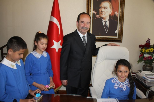 BAŞKANA MİNİKLERDEN BAYRAM ZİYARETİ