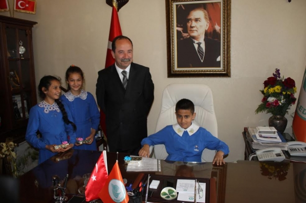 BAŞKANA MİNİKLERDEN BAYRAM ZİYARETİ