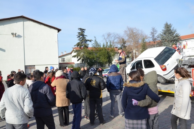 JANDARMADAN ÖĞRENCİLERE“EMNİYET KEMERİ FARKINDALIK” EĞİTİMİ